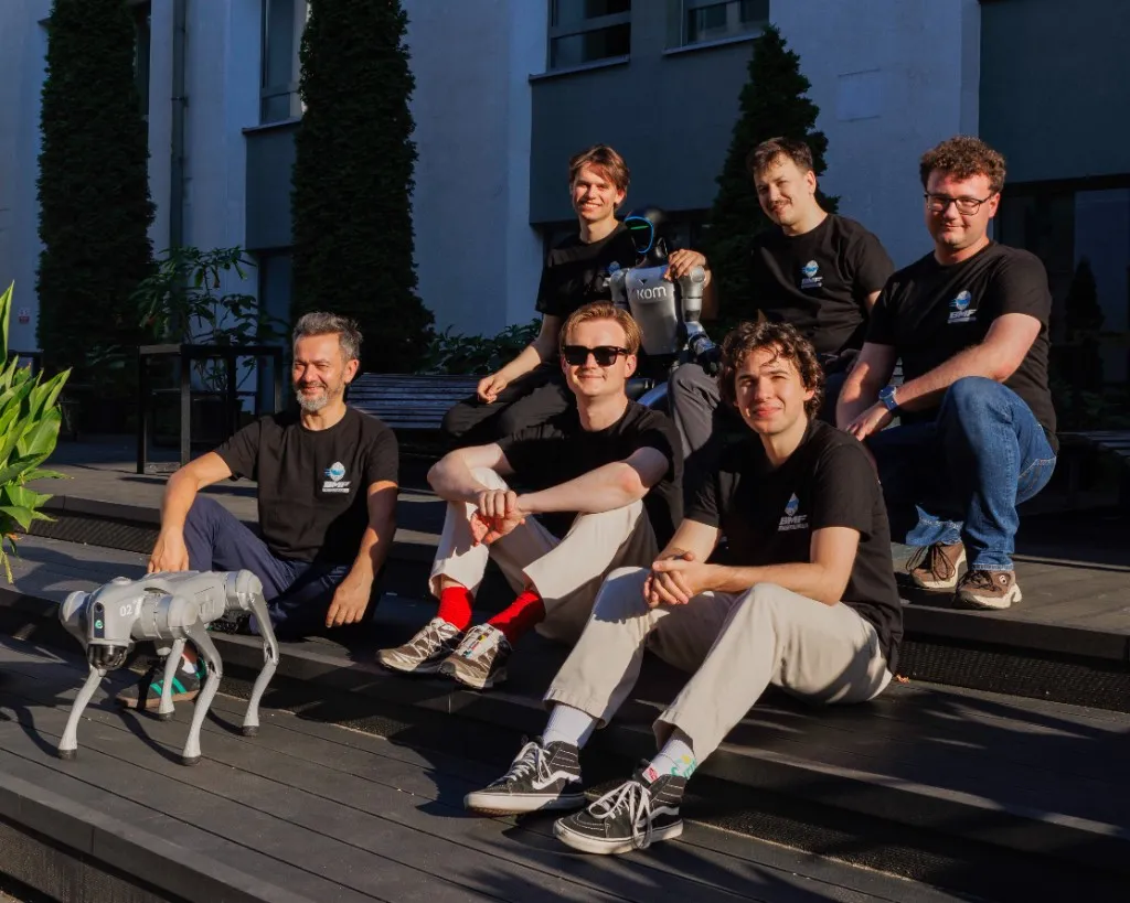Zespół Brave Mind Fighters z robotami humanoidalnym i czworonożnym